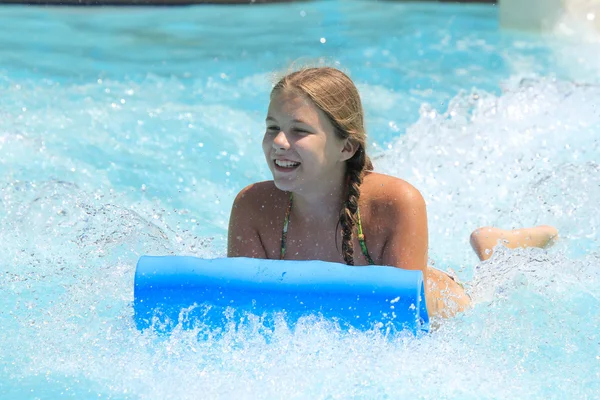 Das süße kleine Mädchen freut sich im Wasserpark — Stockfoto