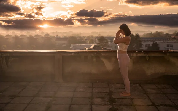 Mädchen Macht Yoga Auf Dem Dach Eines Gebäudes Mit Sonnenaufgang — Stockfoto