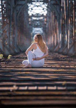 Nehir kenarında yoga yapan bir kız.