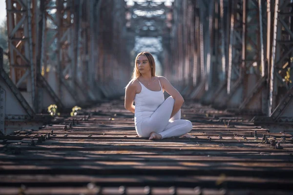 一个女孩在河边做瑜伽 — 图库照片