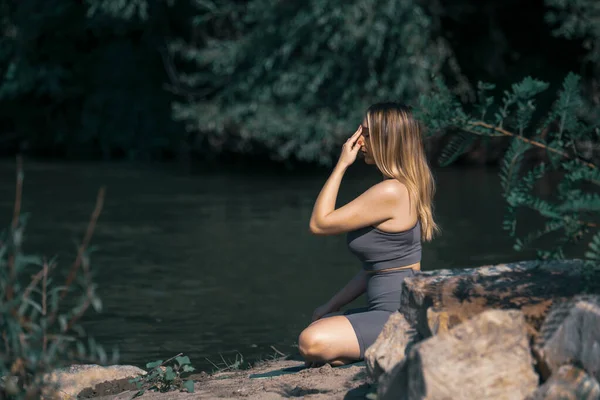 Girl Does Yoga River — Stock Photo, Image
