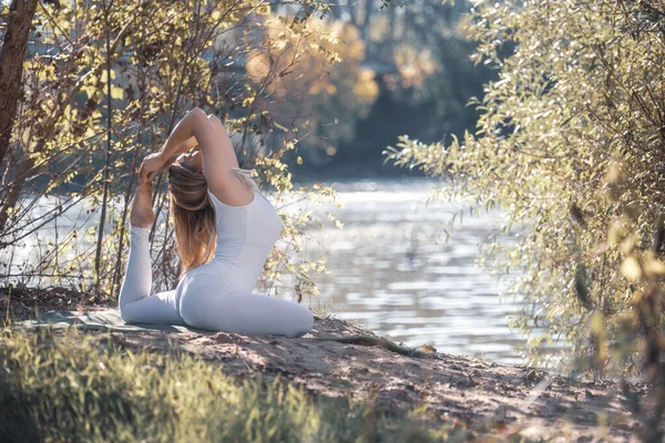 Una Chica Hace Yoga Junto Río —  Fotos de Stock