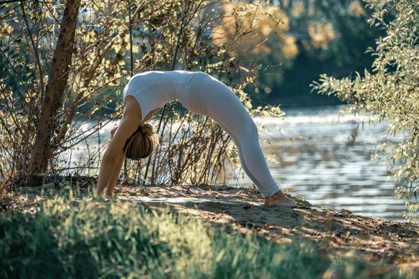 Flicka Gör Yoga Vid Floden — Stockfoto