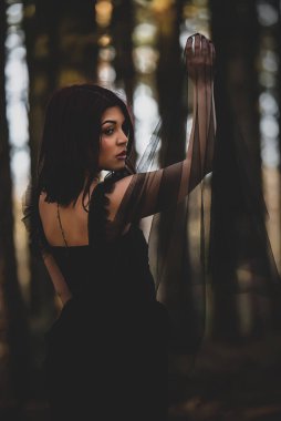 Çam ormanında güzel siyah saçlı bir kız