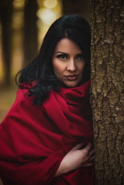 Çam ormanında güzel siyah saçlı bir kız