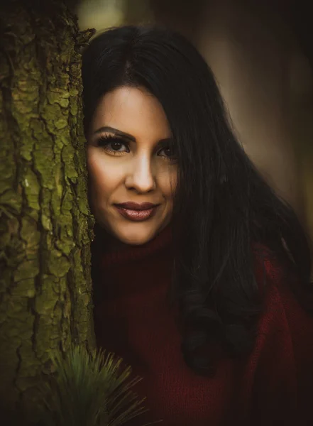 一个美丽的黑头发女孩在松林里 — 图库照片