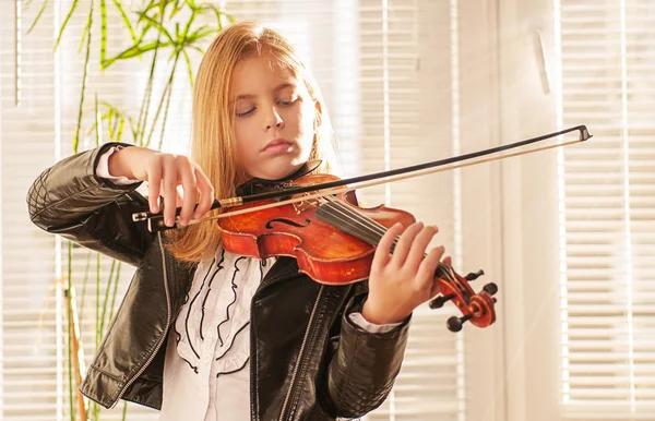 Chica con violín —  Fotos de Stock