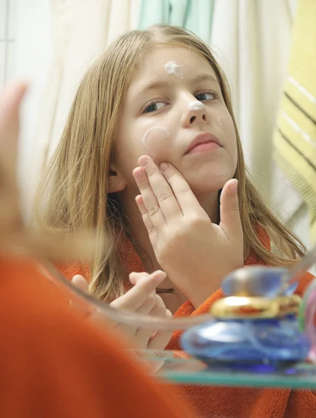 Meisje in de badkamer — Stockfoto