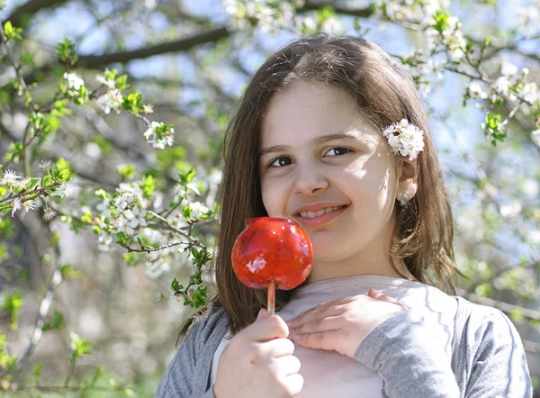 Chica con manzana de caramelo — Foto de Stock