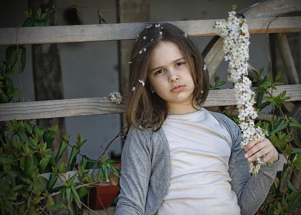 花を持つ少女 — ストック写真