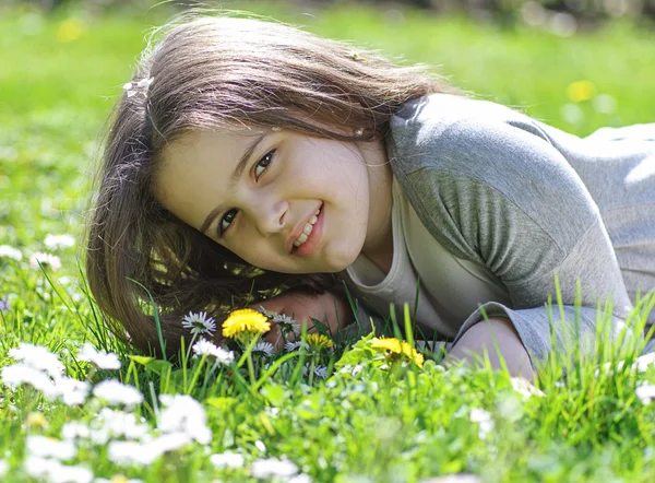 Meisje in het gras — Stockfoto