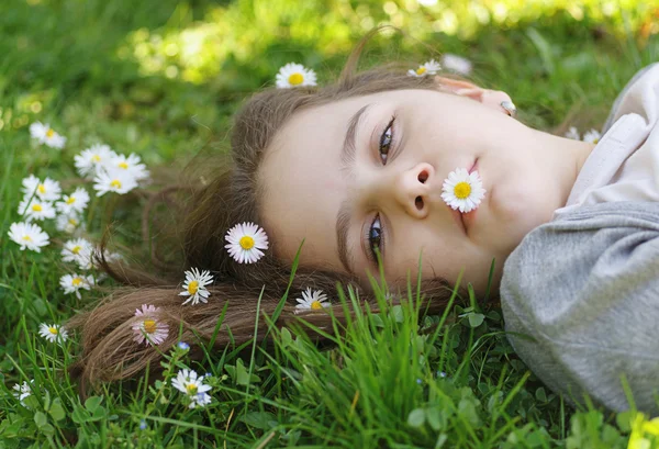 Meisje in het gras — Stockfoto