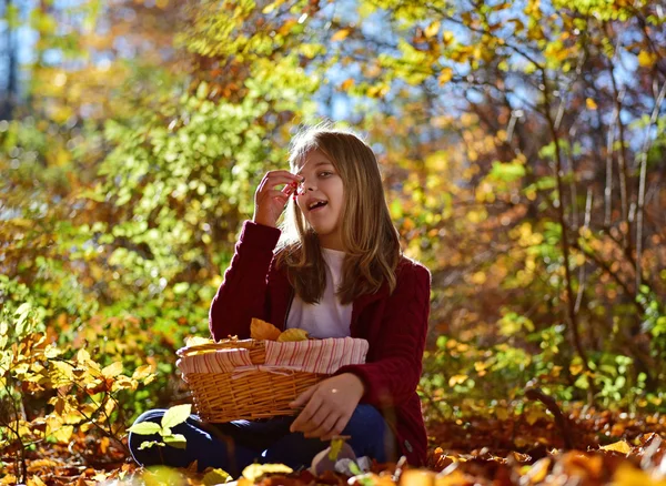 Κορίτσι να φάνε φρούτα στη φύση — Φωτογραφία Αρχείου