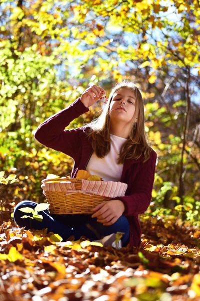 Girl eat fruit in the nature — Stock Photo, Image