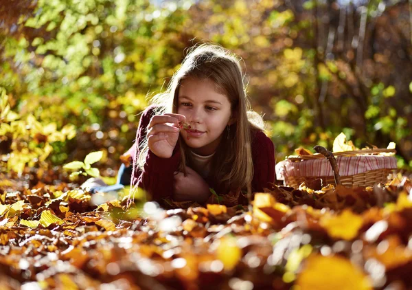 Niña comer fruta en la naturaleza — Foto de Stock