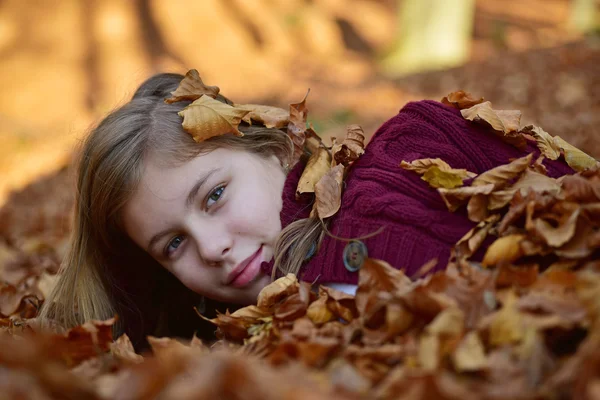 秋天的小女孩 — 图库照片