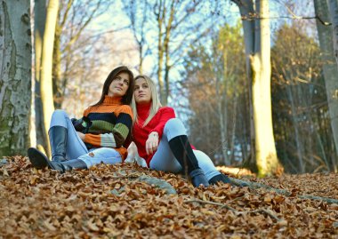  Sonbahar Kadını Parkta Portret