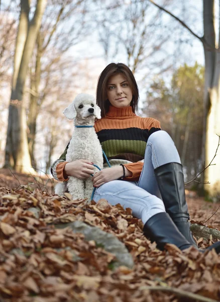 Una chica con su perro en otoño colorido — Foto de Stock