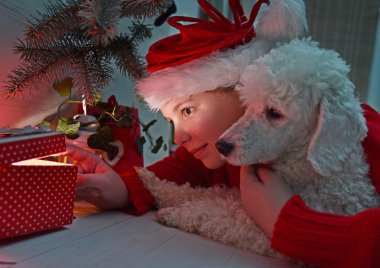 Küçük kız ve köpek hediye açılış