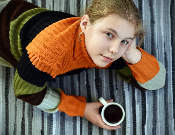 Une fille avec une tasse de thé — Photo