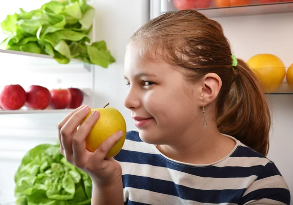 Flicka med frukt och grönsaker — Stockfoto