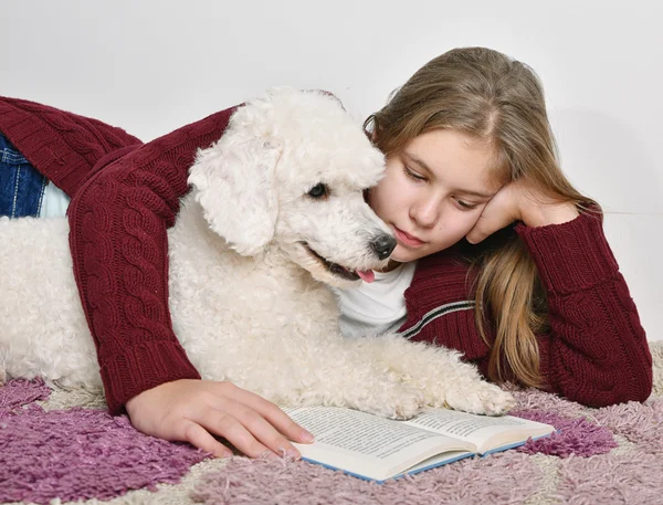 Girl reading a book — Stock Photo, Image