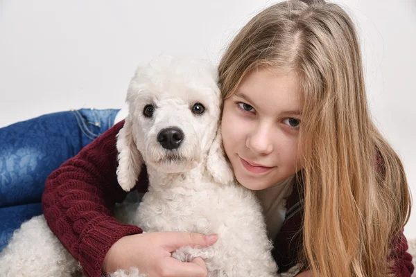 Hermosa adolescente con su caniche — Foto de Stock