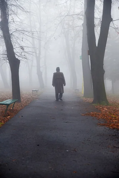 Oude man in een dikke mist — Stockfoto