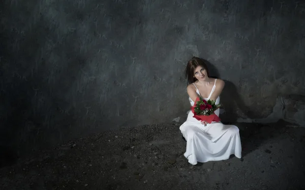 Дівчина в білому з букетними трояндами — стокове фото