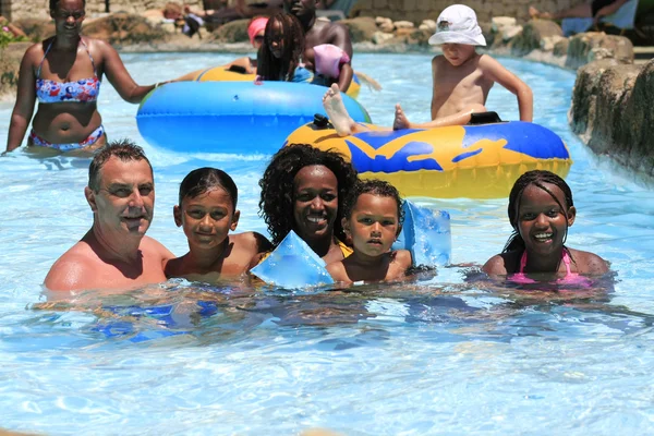 Familjen på lazy river på äventyrsbad — Stockfoto