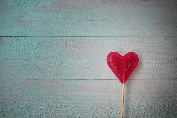 Valentinky den candy srdce na dřevěný stůl — Stock fotografie