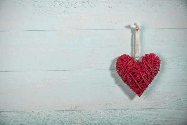 Valentine červené srdce na starý dřevěný stůl — Stock fotografie