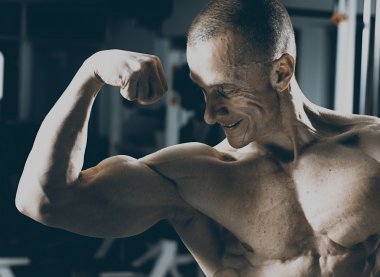 çok güç atletik adam vücut geliştirmeci