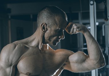 çok güç atletik adam vücut geliştirmeci