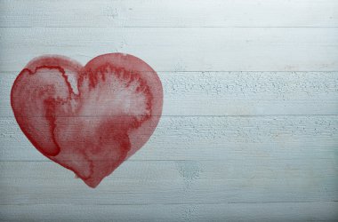 Eski tahta üzerinde kırmızı kalp