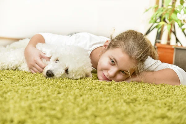 Chica con un perro — Foto de Stock