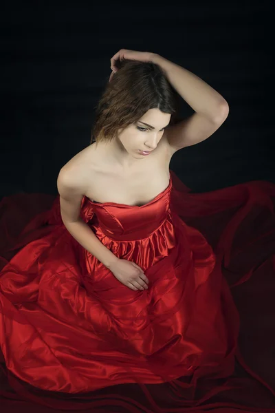 Chica de belleza en vestido rojo — Foto de Stock