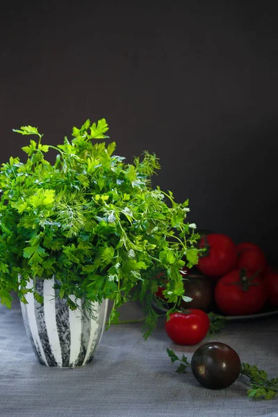Taze maydanoz, rezene ve domates. 