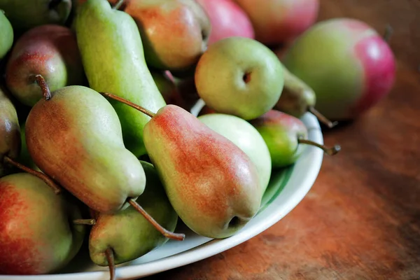 Olgun armutlar gün ışığında bir tabakta