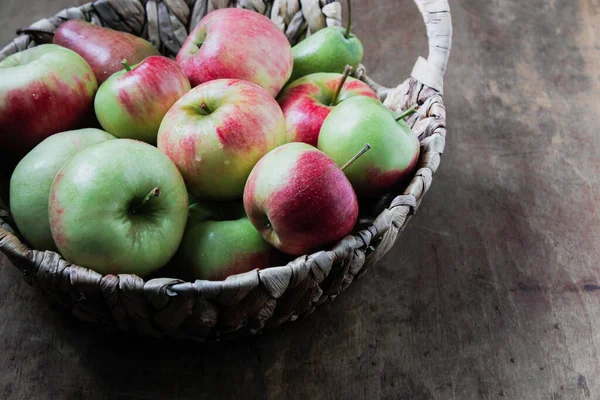 Masadaki sepetteki elmalar.