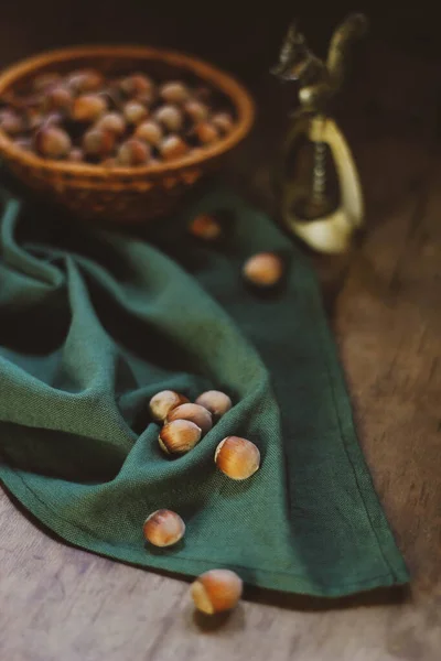 Yeşil kumaşta fındık ve fındık kıracağı. 