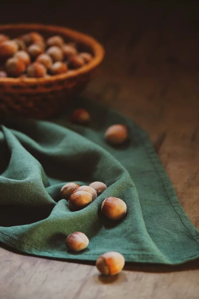 Yeşil kumaşta fındıklar. Yaklaş.