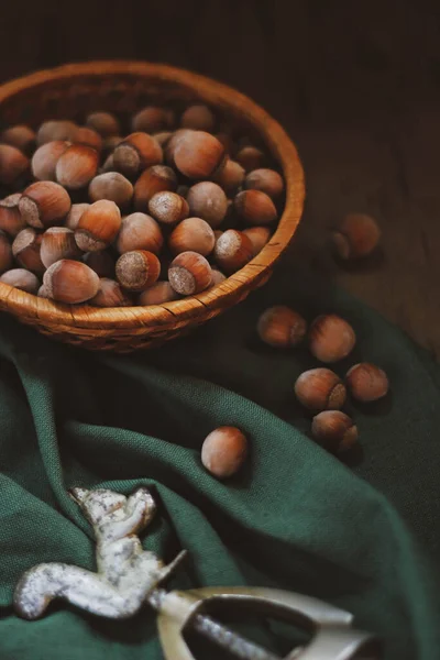 Bir sepet fındık yaklaş.