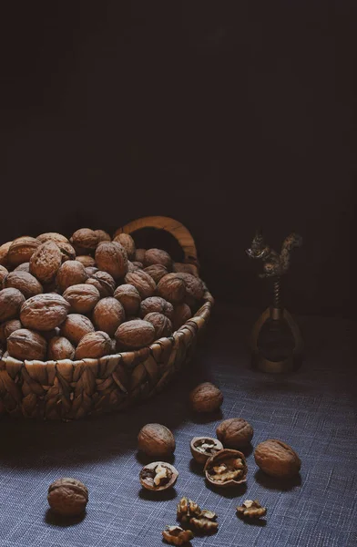 Karanlık bir arka planda sepet dolusu ceviz.
