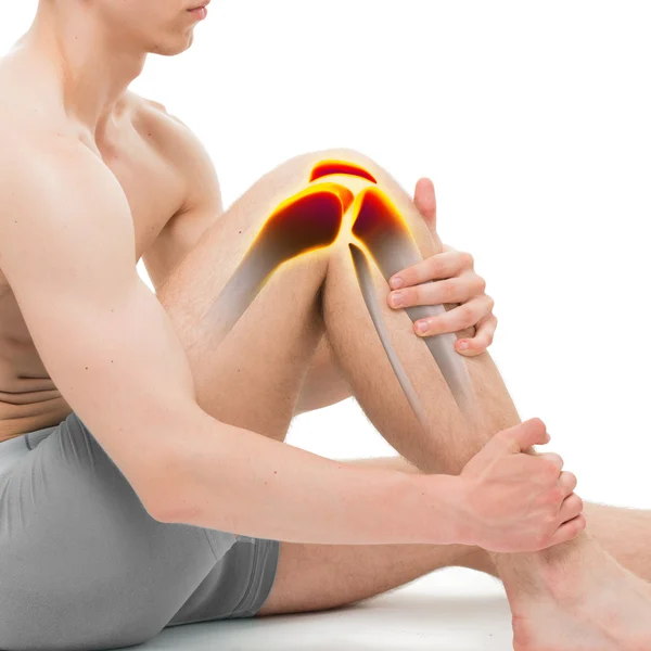 Анатомия боли колена молодого человека изолирована на белом — стоковое фото