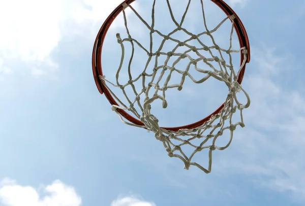 Basketballkorb Auf Einem Außenspielfeld — Stockfoto