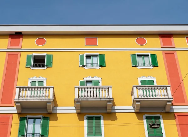 Färgglada Hus Och Blå Himmel Milano — Stockfoto