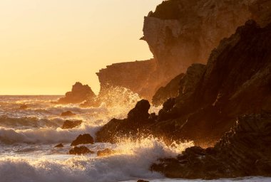 Nesportino, Elba Adası sahilinde dalgalar kopuyor.
