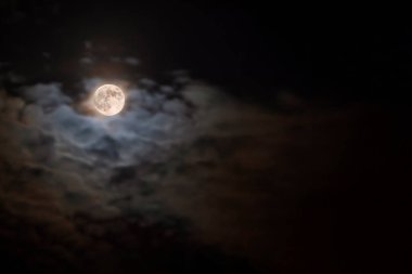 Amerika Birleşik Devletleri 'nin doğu kıyısından 25 Mayıs 2021' de görülen Supermoon. Dolunay ve bulutlarla doğal arka plan