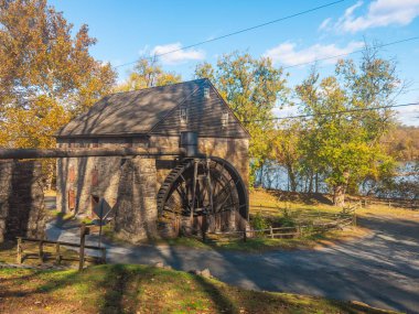 Susquehanna Eyalet Parkı 'ndaki tarihi Rock Run Grist Mill. Havre de Grace. Maryland. ABD